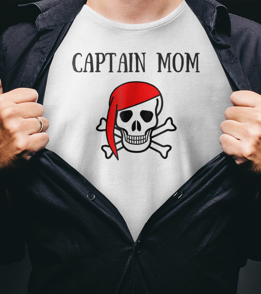 Captain Mom Pirate Skull Red Bandana Halloween Women T-Shirt