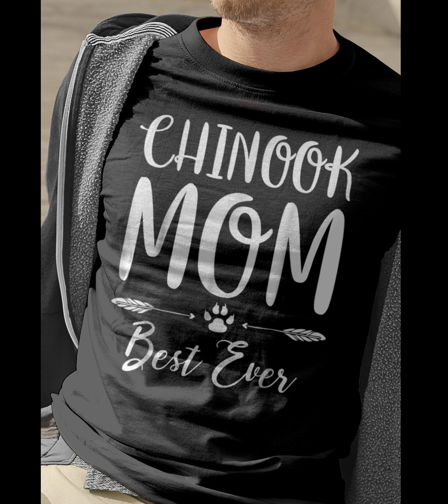 Chinook Mom Best Ever Paw Print Arrows Dog Lovers T-Shirt