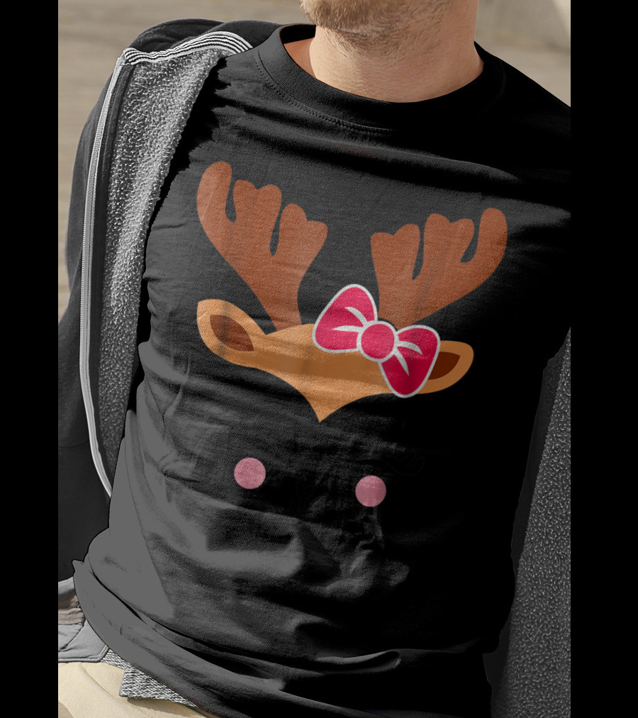 Cute Reindeer With Bow For Awesome Girlfriend Mom Daughter T-Shirt