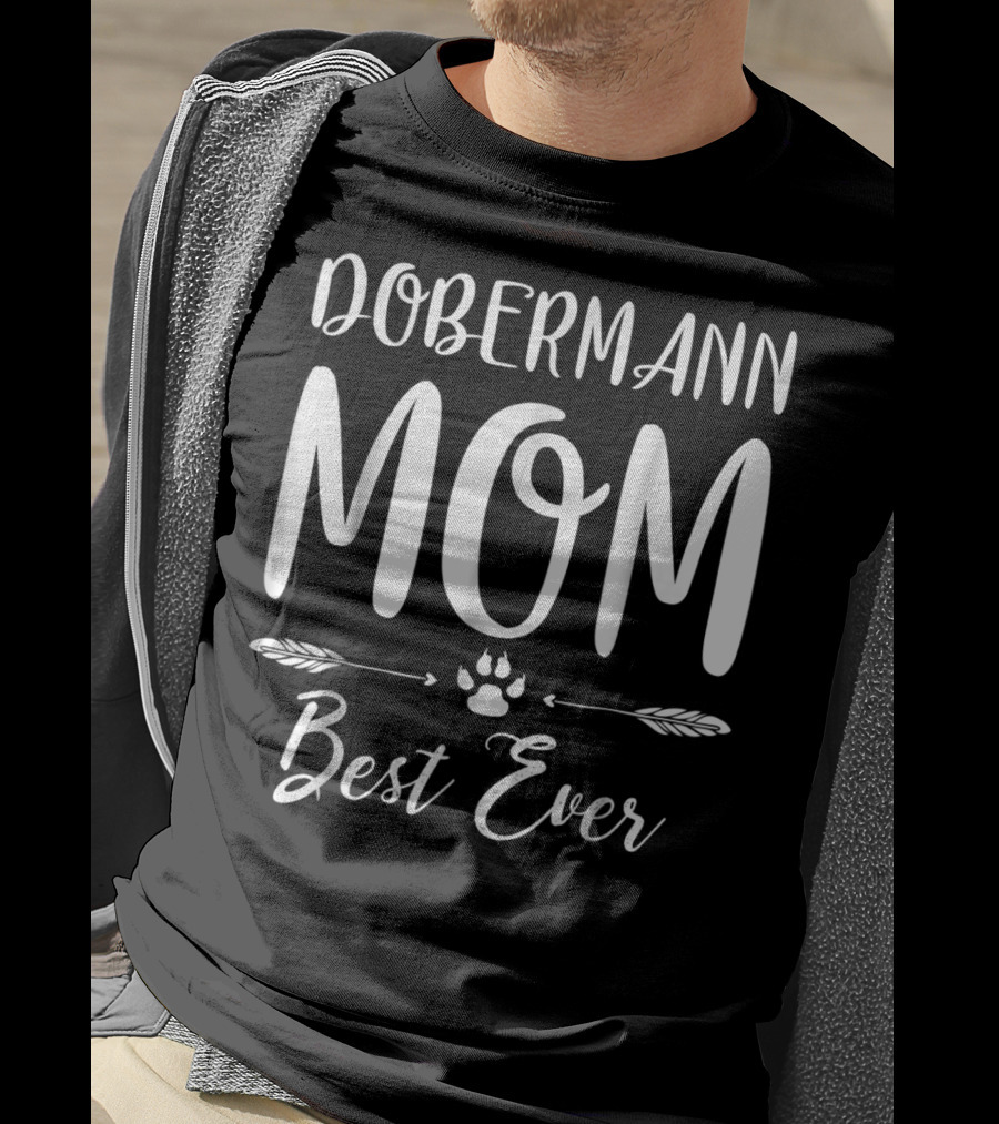 Dobermann Mom Best Ever Paw Print Arrows T-Shirt