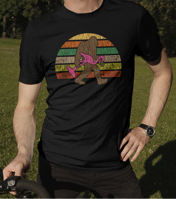 Flamingo Bigfoot Beach Monster Sasquatch Retro Sunset T-Shirt