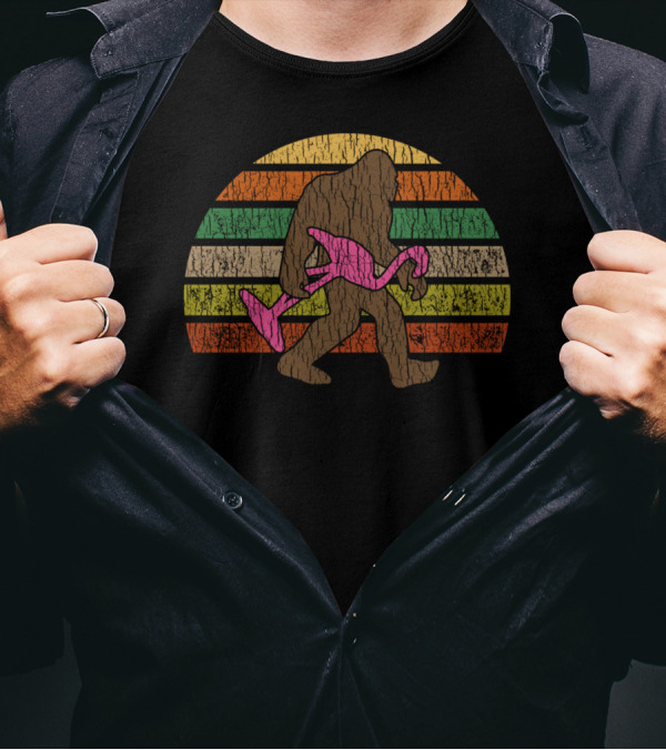 Flamingo Bigfoot Beach Monster Sasquatch Retro Sunset T-Shirt