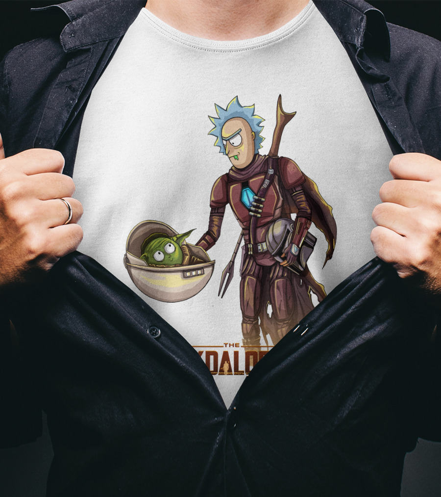 The RICKDALORIAN Sci-Fi Character Fusion With Armor And Green Alien In Pod T-Shirt
