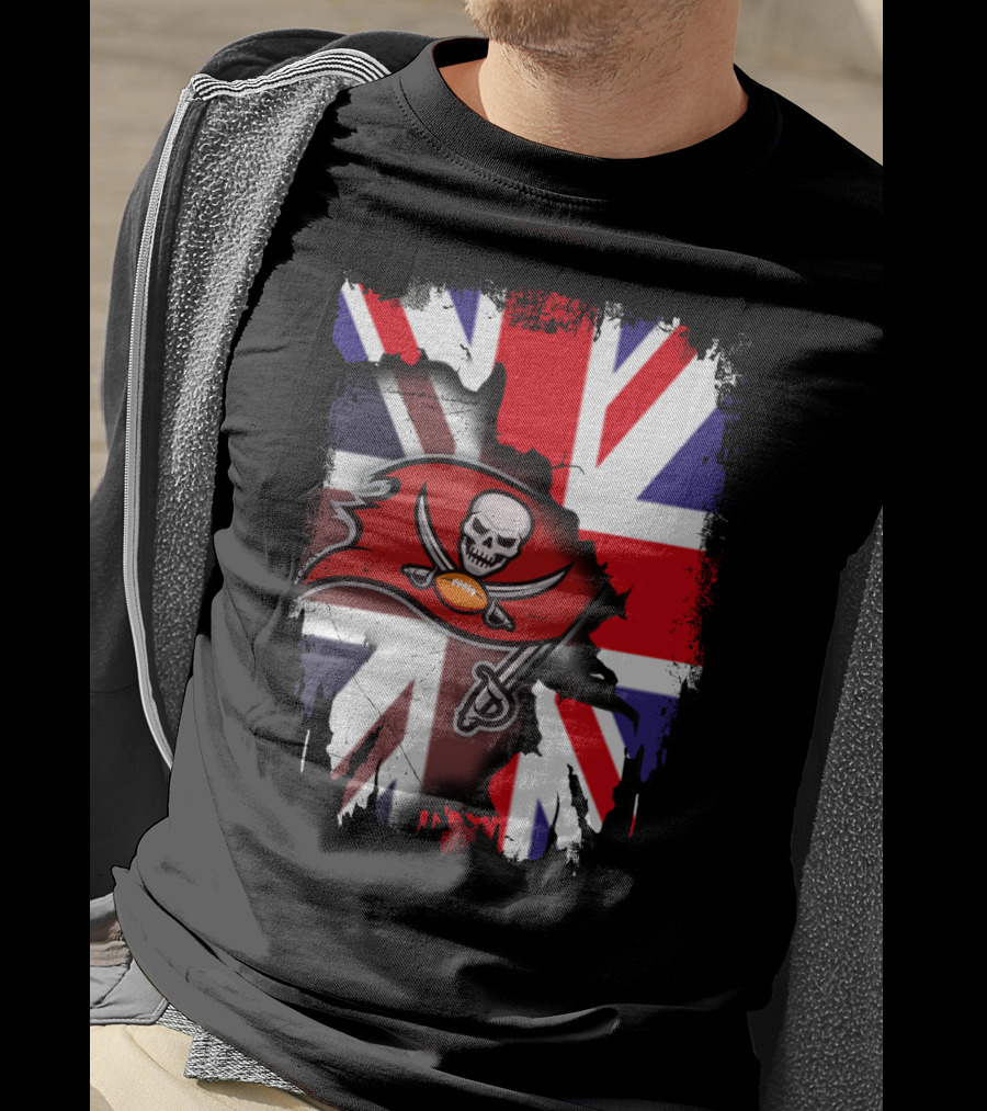 United Kingdom Flag With Buccaneers Skull And Swords T-Shirt