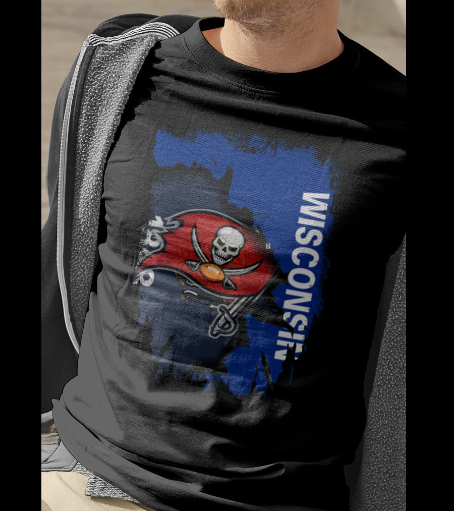 Wisconsin State With Buccaneers Skull Flag 1976 T-Shirt