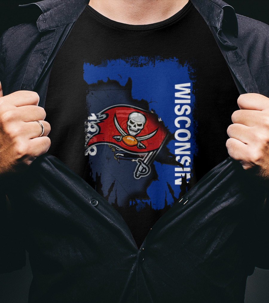 Wisconsin State With Buccaneers Skull Flag 1976 T-Shirt