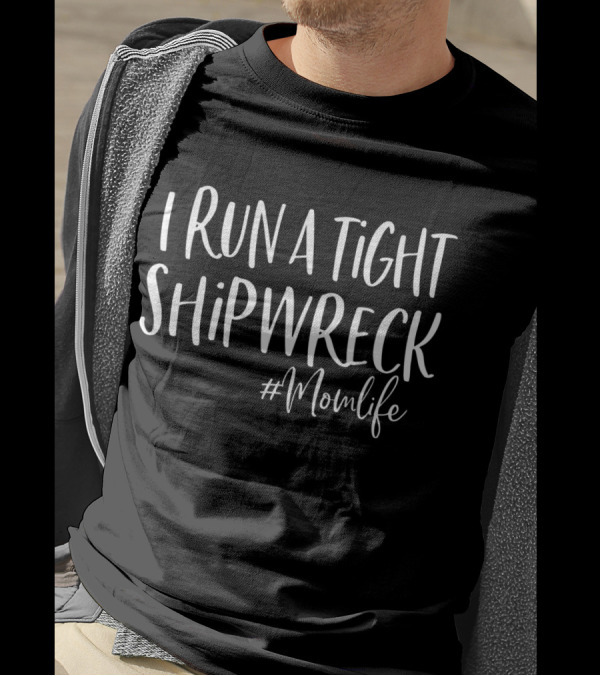 I Run A Tight Shipwreck #Momlife T-Shirt