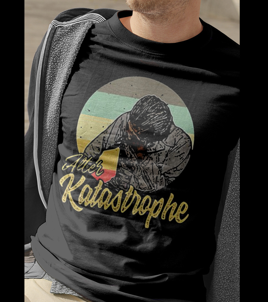 Alter Katastrophe Vintage Striped Background Bowed Head T-Shirt