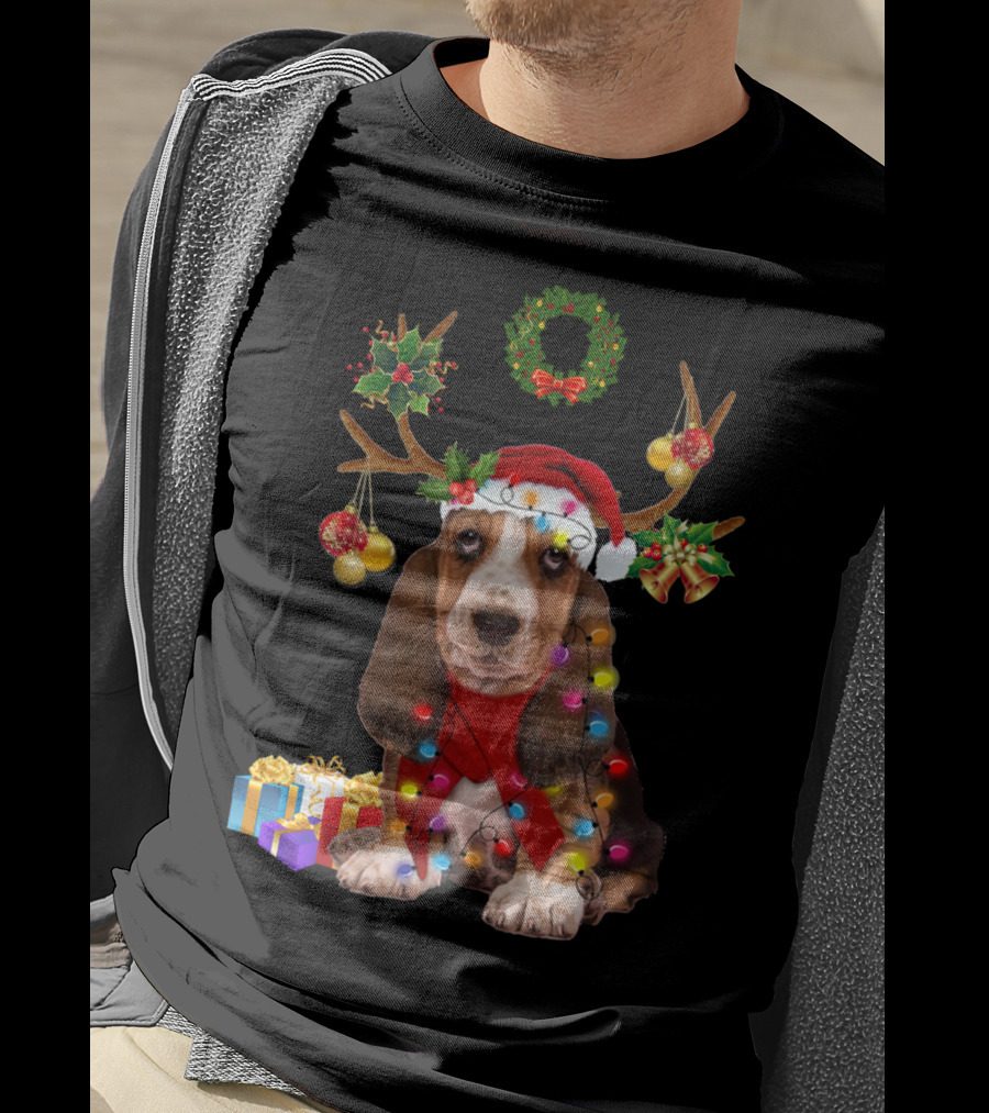 Basset Hound Santa Hat Reindeer Christmas Lights Wreath Holiday Gifts T-Shirt
