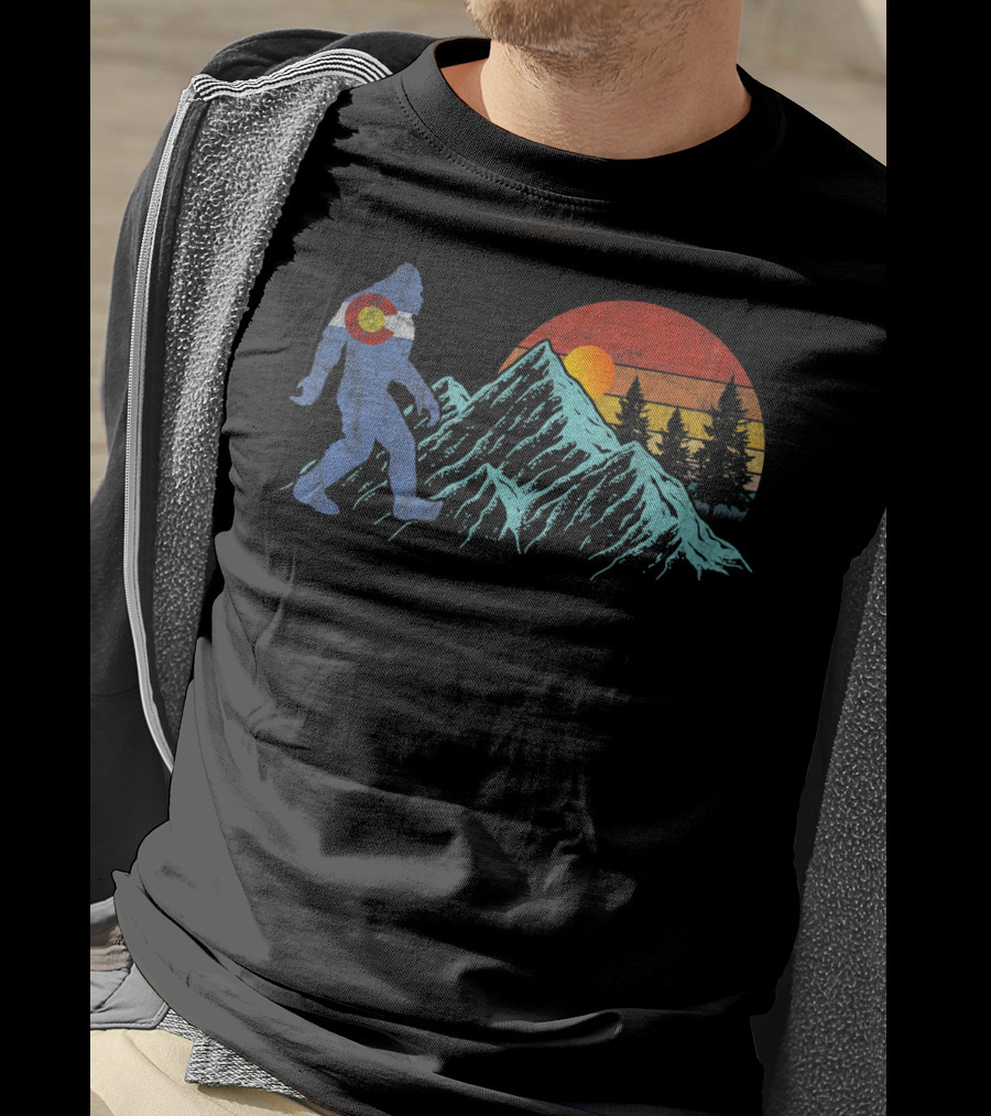 Bigfoot Colorado Flag Retro Sun Mountains And Trees T-Shirt