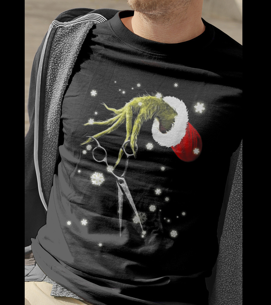 Grinch Hand With Scissors Santa Hat Snowflakes Hairdresser Christmas SE T-Shirt