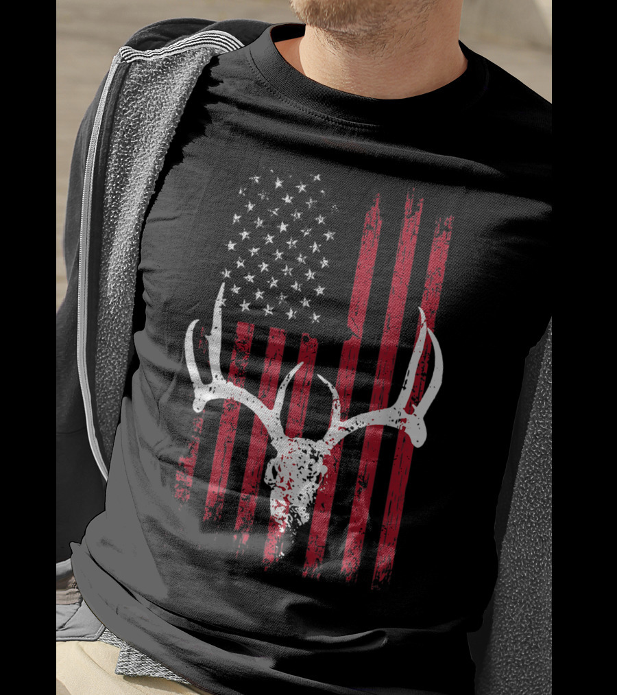 Vintage Deer USA Flag Animals Lover Antlers Rustic Patriotic T-Shirt