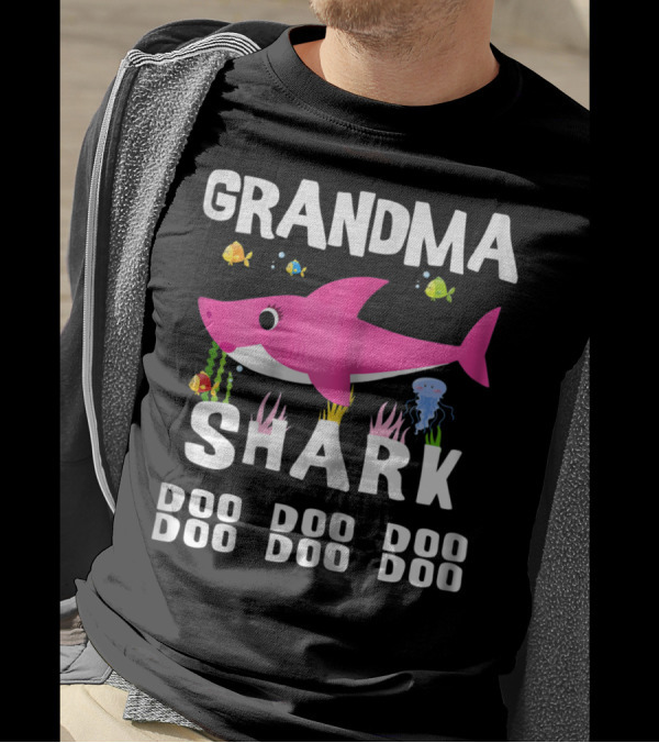 Grandma Shark Doo Doo Doo Mothers Pink Cartoon Fish Sea Creatures T-Shirt