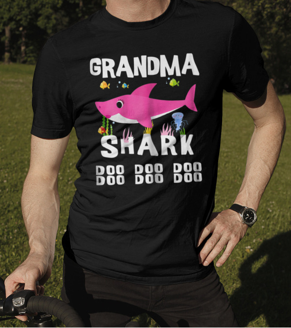 Grandma Shark Doo Doo Doo Mothers Pink Cartoon Fish Sea Creatures T-Shirt