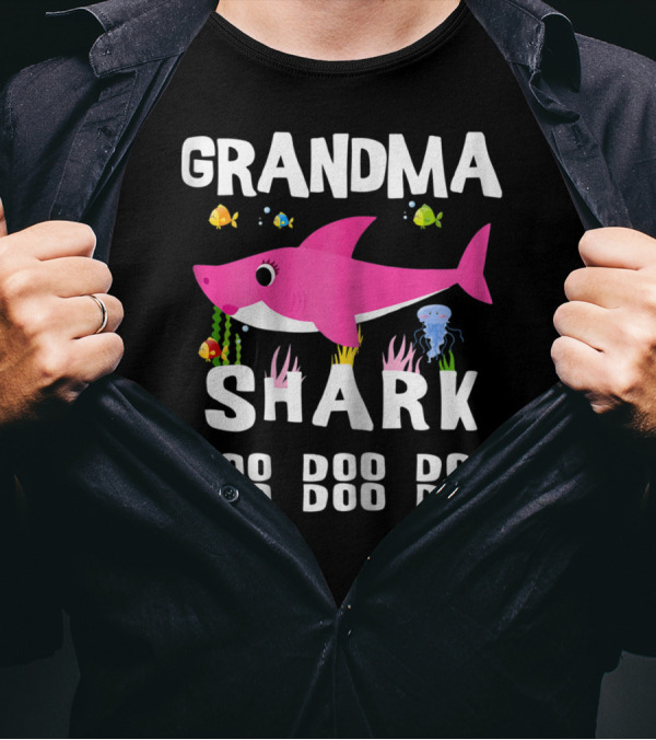 Grandma Shark Doo Doo Doo Mothers Pink Cartoon Fish Sea Creatures T-Shirt