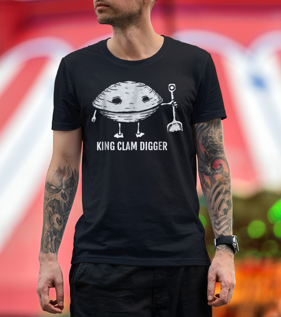 KING CLAM DIGGER WITH SMILING CLAM HOLDING SHOVEL T-Shirt