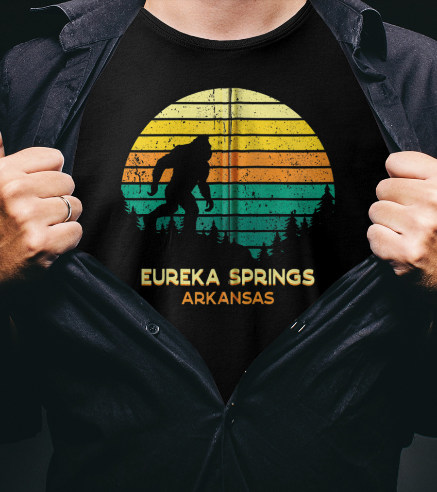 Eureka Springs Arkansas Retro Bigfoot Silhouette Sunset T-Shirt