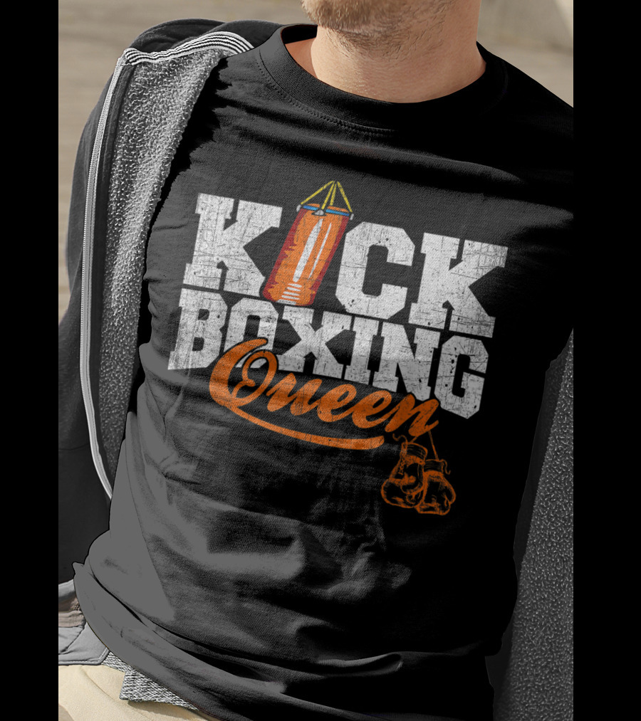 Kickboxing Queen Punching Bag And Boxing Gloves T-Shirt