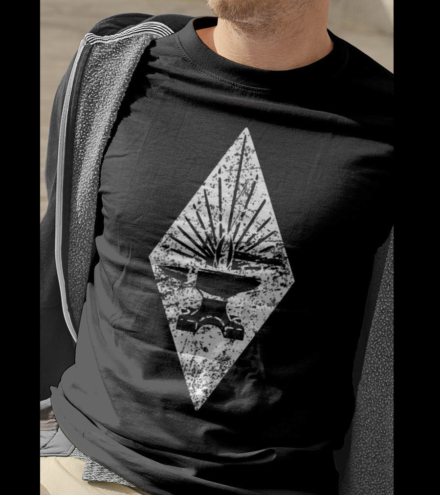 Distressed Vintage Blacksmith Anvil With Iron Hammer T-Shirt