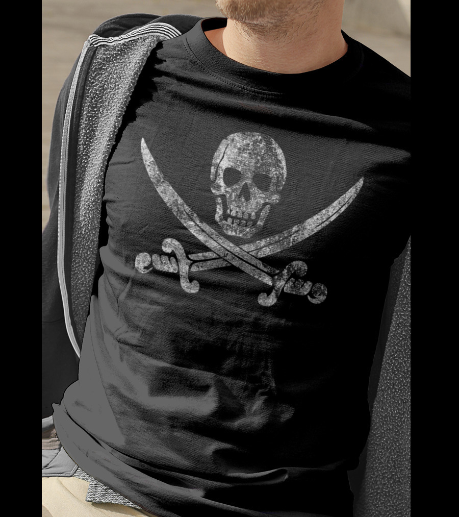 Vintage Pirate Skull Crossed Swords Jolly Roger Flag T-Shirt