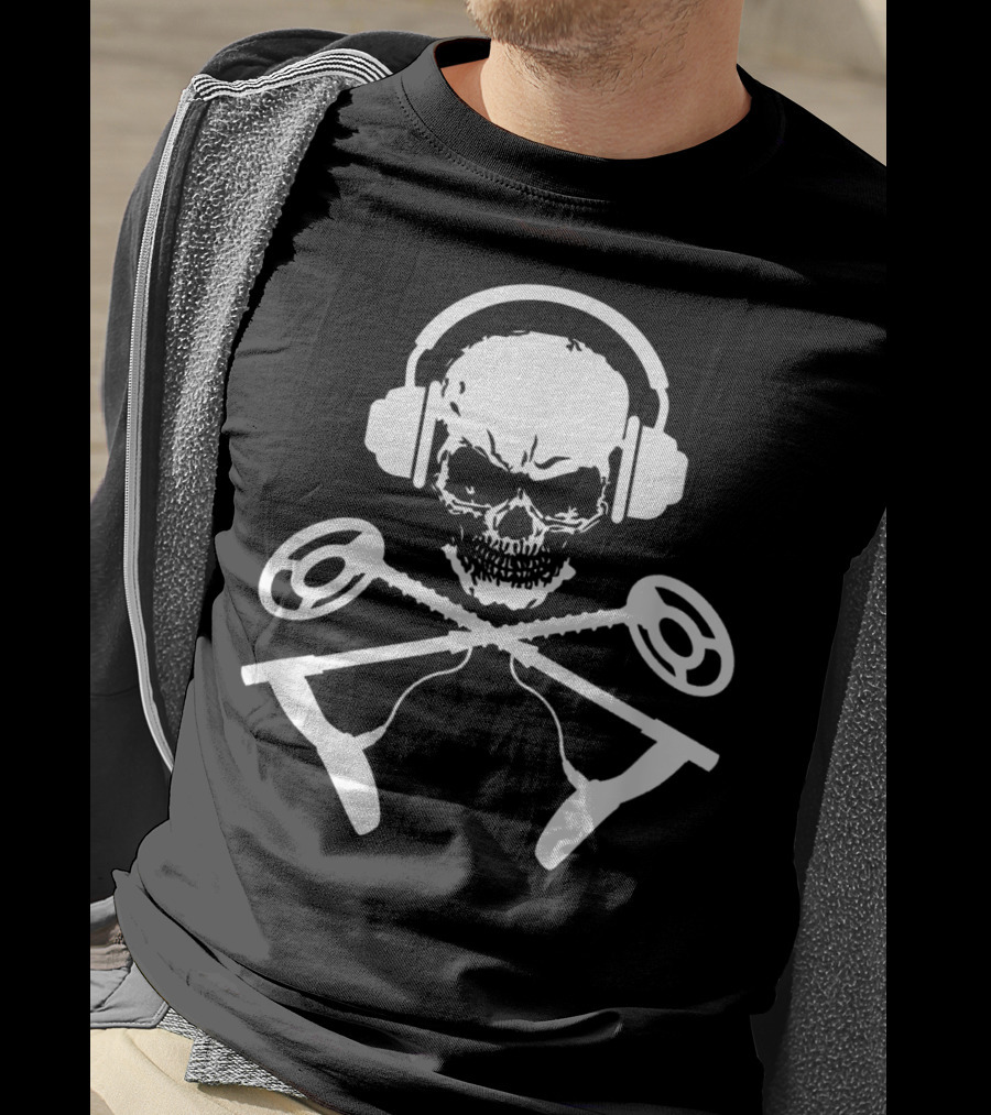 Skull Crossbones Headphones Metal Detecting T-Shirt