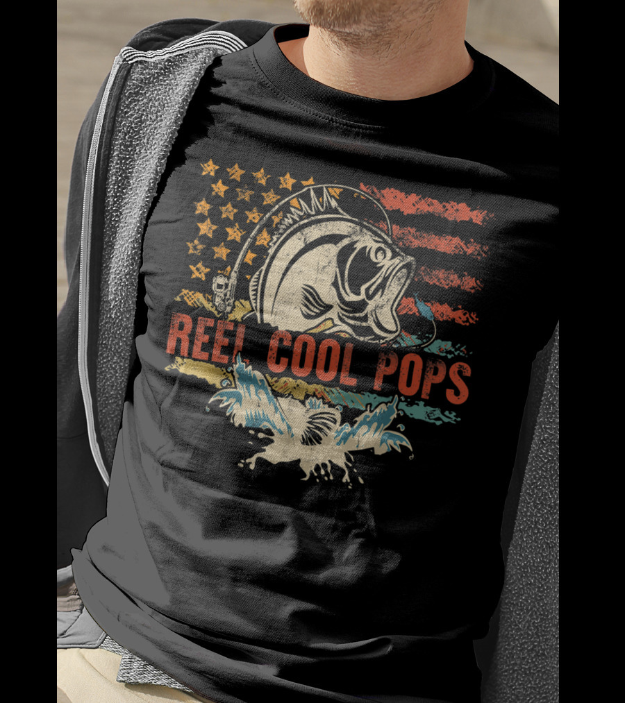 Reel Cool Pops Funny Fishing Father's Day American Flag Bass Fish Vintage Retro T-Shirt
