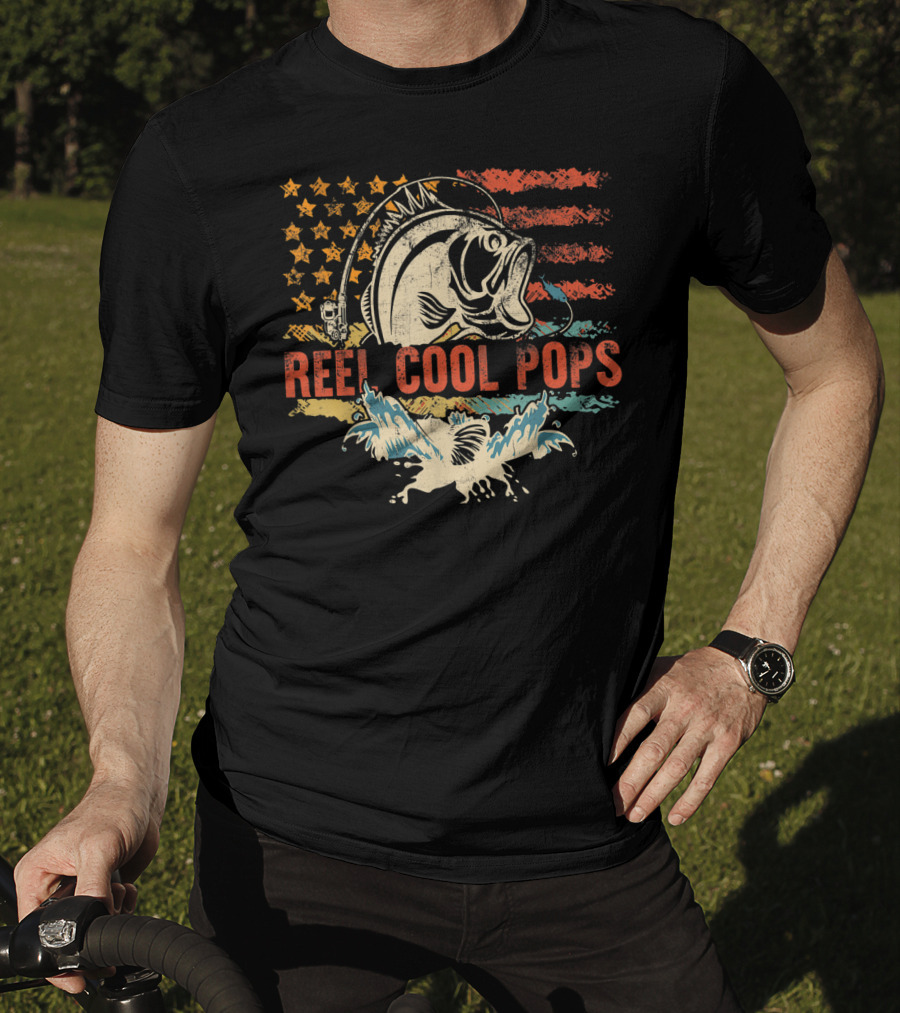 Reel Cool Pops Funny Fishing Father's Day American Flag Bass Fish Vintage Retro T-Shirt