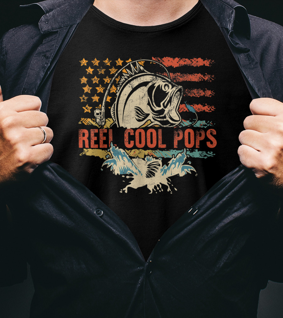 Reel Cool Pops Funny Fishing Father's Day American Flag Bass Fish Vintage Retro T-Shirt