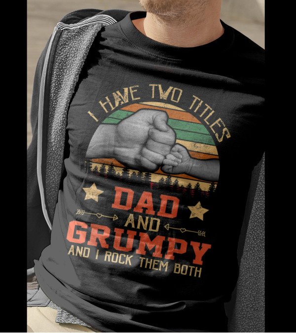 I Have Two Titles Dad And Grumpy Grandpa And I Rock Them Both Fist Bump Retro Vintage Stars T-Shirt