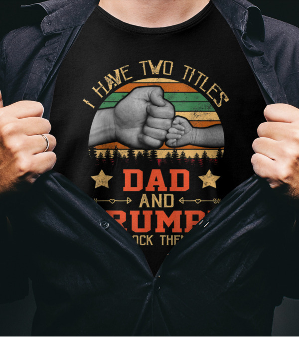 I Have Two Titles Dad And Grumpy Grandpa And I Rock Them Both Fist Bump Retro Vintage Stars T-Shirt