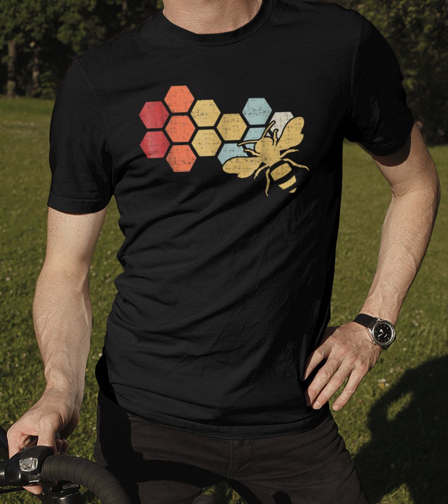 Retro Vintage Honeycomb And Bee Design Beekeeper Beekeeping Honey T-Shirt
