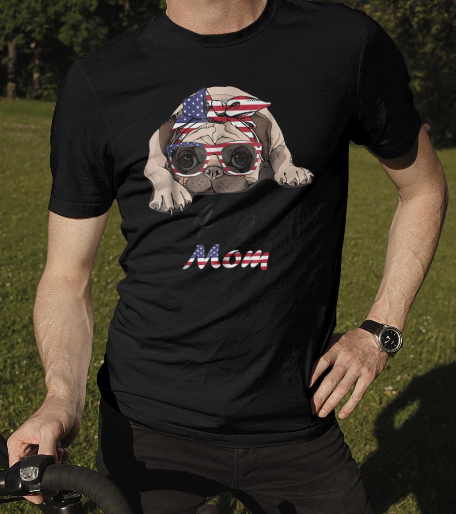 Pug Mom American Flag Bandana And Glasses T-Shirt