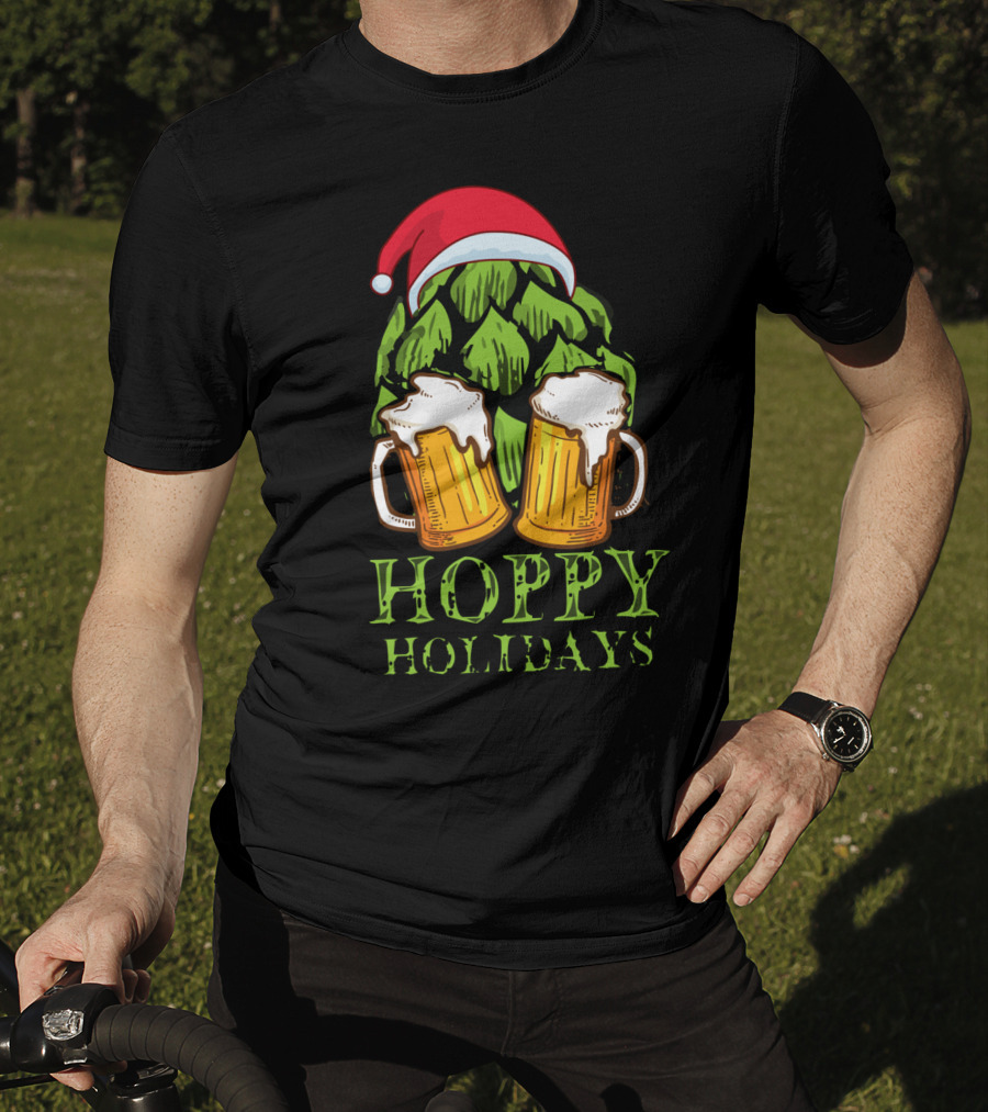 Hoppy Holidays Funny Christmas Craft Beer Hops With Santa Hat And Beer Mugs T-Shirt