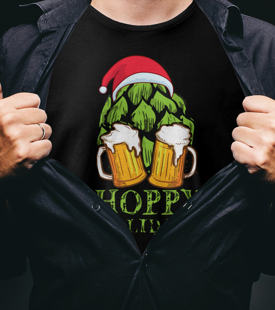 Hoppy Holidays Funny Christmas Craft Beer Hops With Santa Hat And Beer Mugs T-Shirt