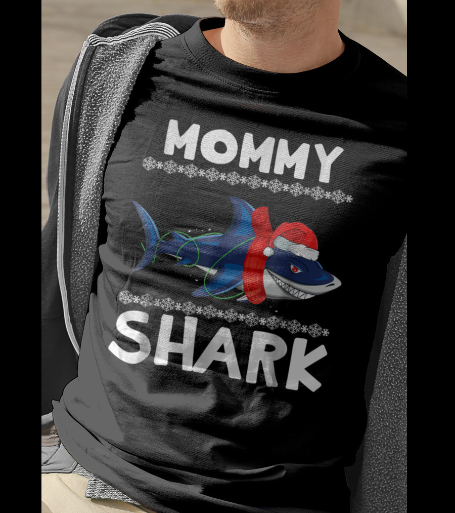 Mommy Shark Christmas Family With Santa Hat And Snowflakes T-Shirt