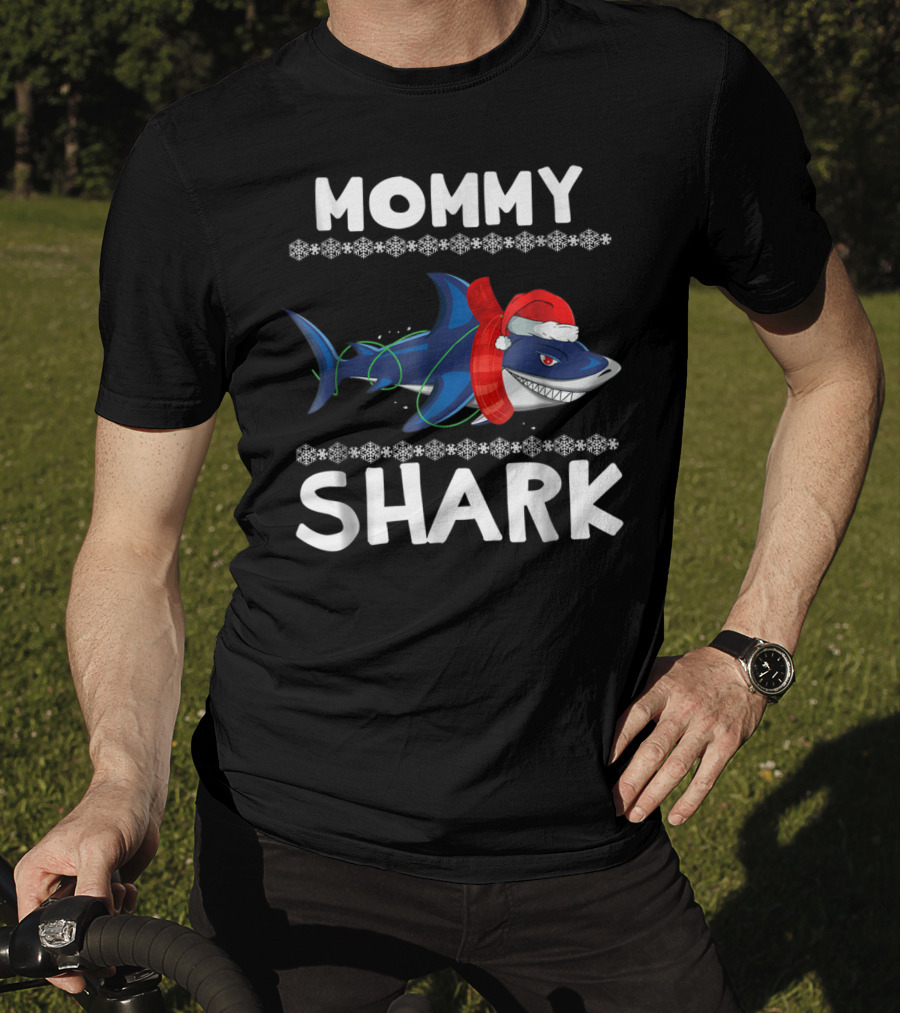 Mommy Shark Christmas Family With Santa Hat And Snowflakes T-Shirt