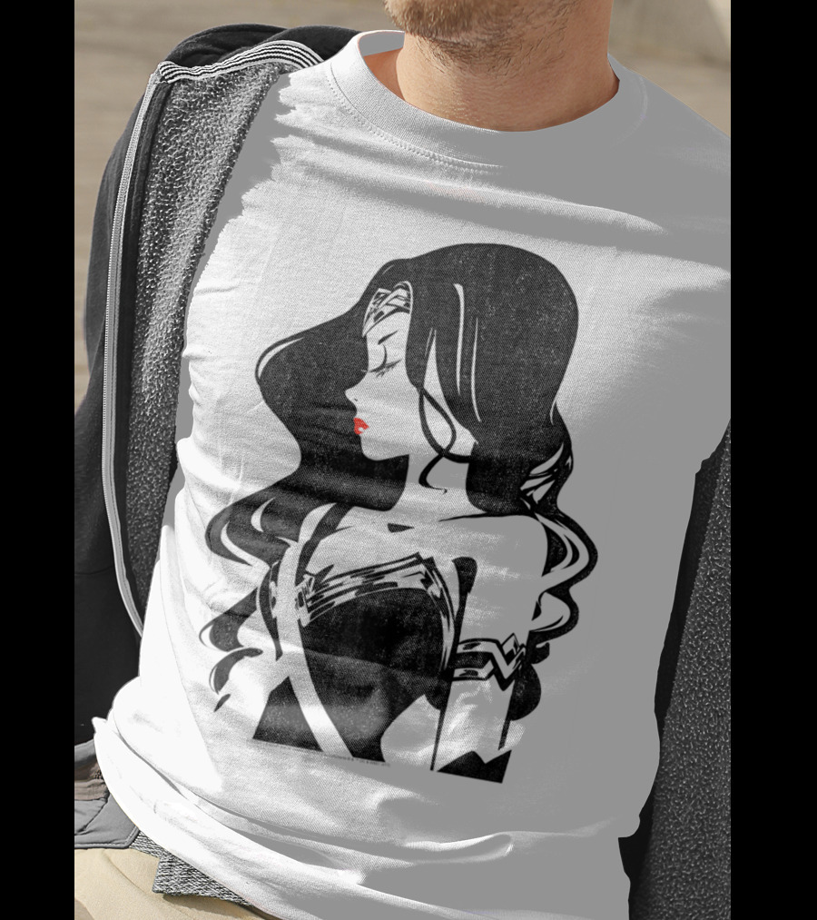 Justice League Wonder Woman Profile Silhouette With Red Lips T-Shirt