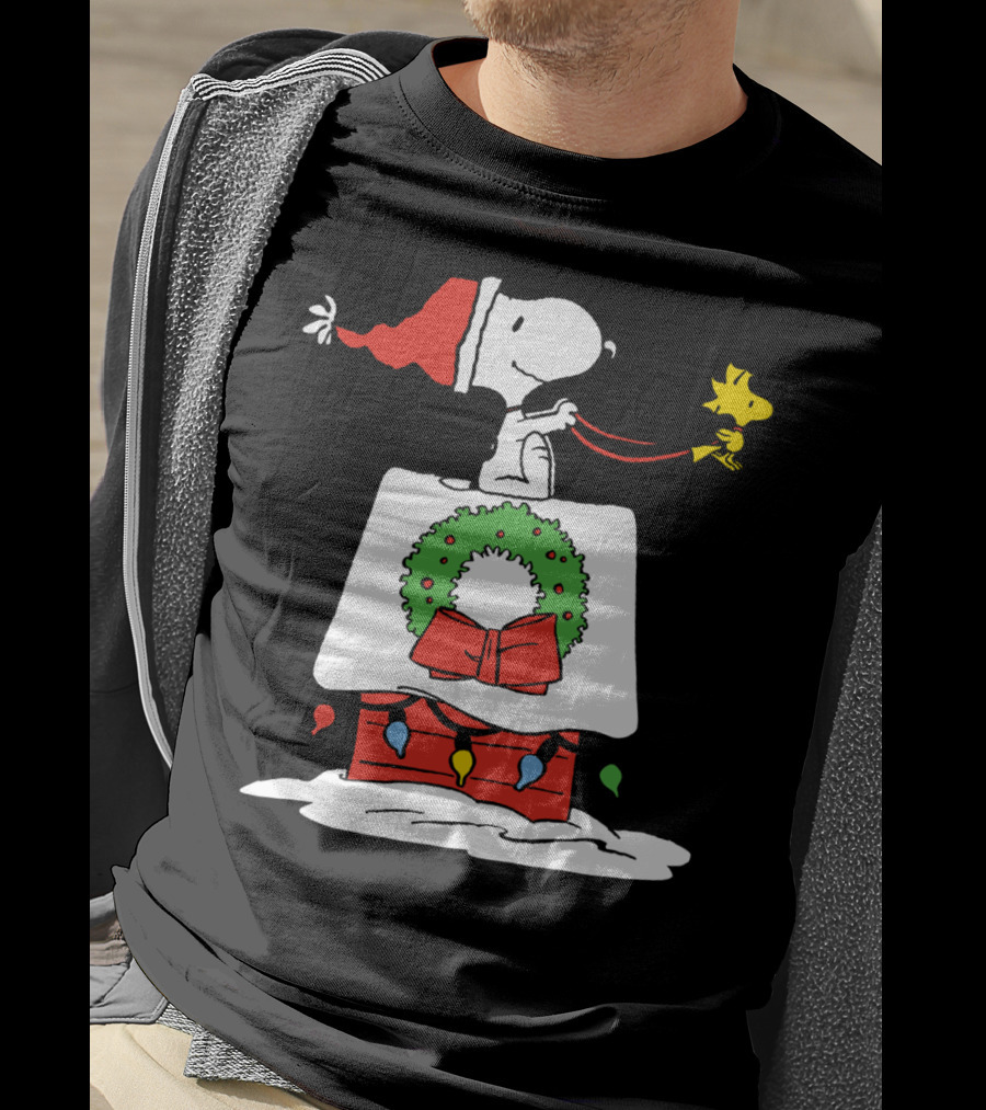 Peanuts Snoopy Santa Woodstock Christmas Wreath Doghouse Lights T-Shirt