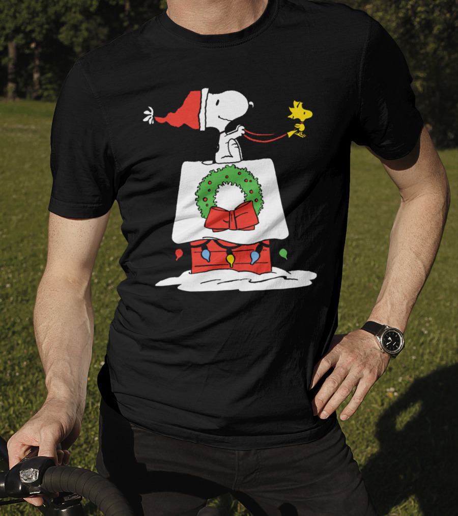 Peanuts Snoopy Santa Woodstock Christmas Wreath Doghouse Lights T-Shirt
