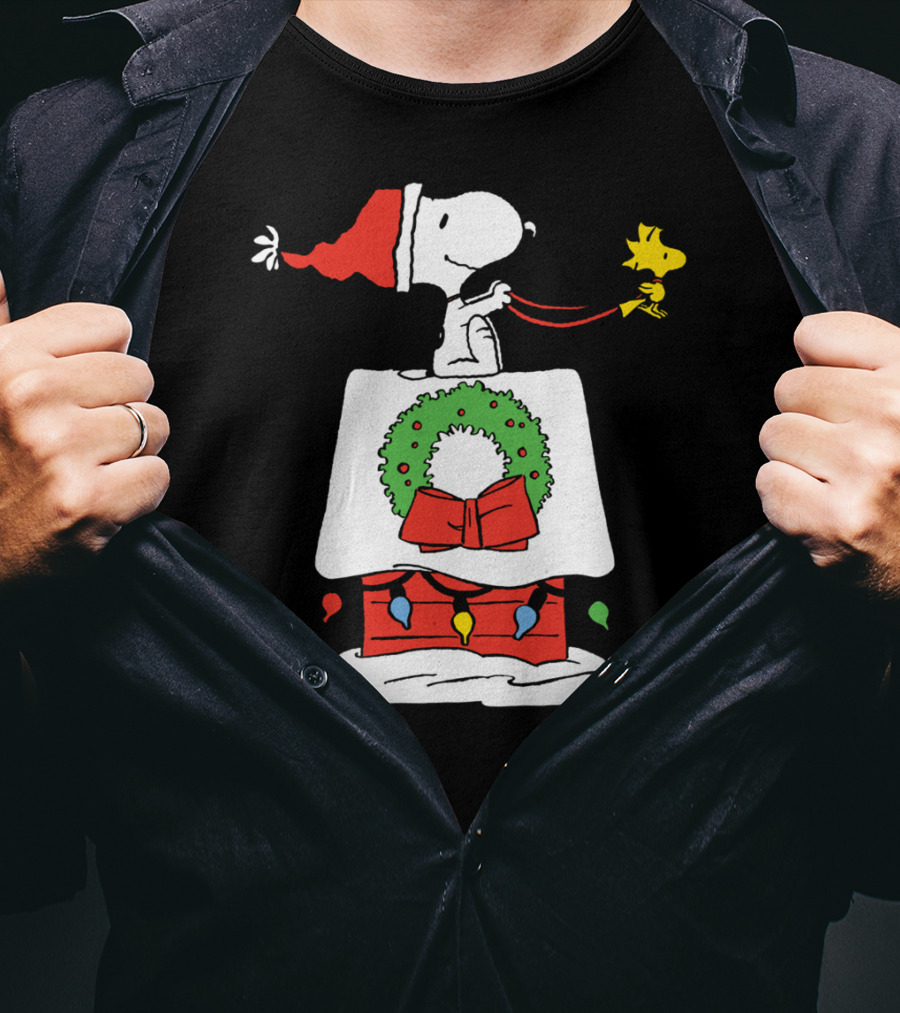 Peanuts Snoopy Santa Woodstock Christmas Wreath Doghouse Lights T-Shirt