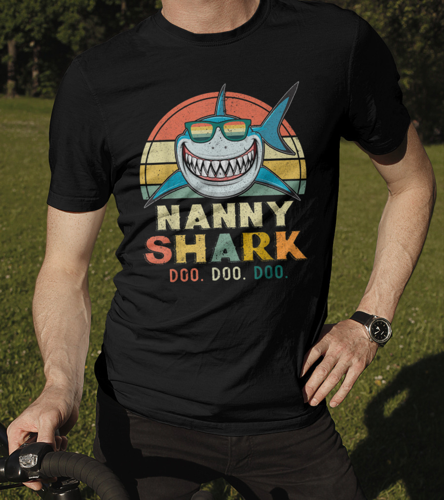 Nanny Shark Doo Doo Doo Vintage Retro Grandma Shark Sunglasses T-Shirt