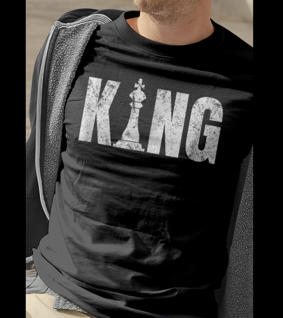 King Chess Piece Distressed Vintage Chess Player T-Shirt