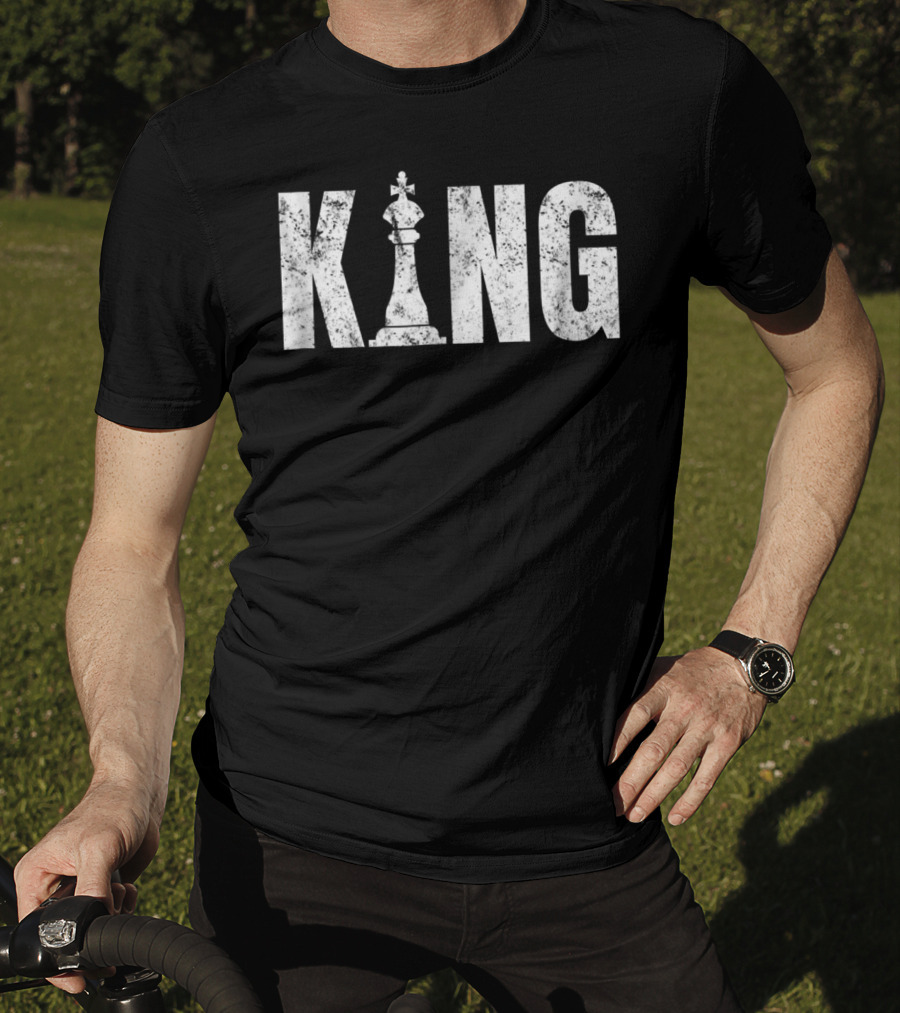 King Chess Piece Distressed Vintage Chess Player T-Shirt
