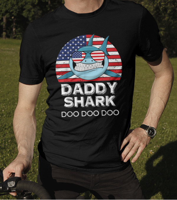 Daddy Shark Doo Doo Doo American Flag Father's Day 4th Of July T-Shirt