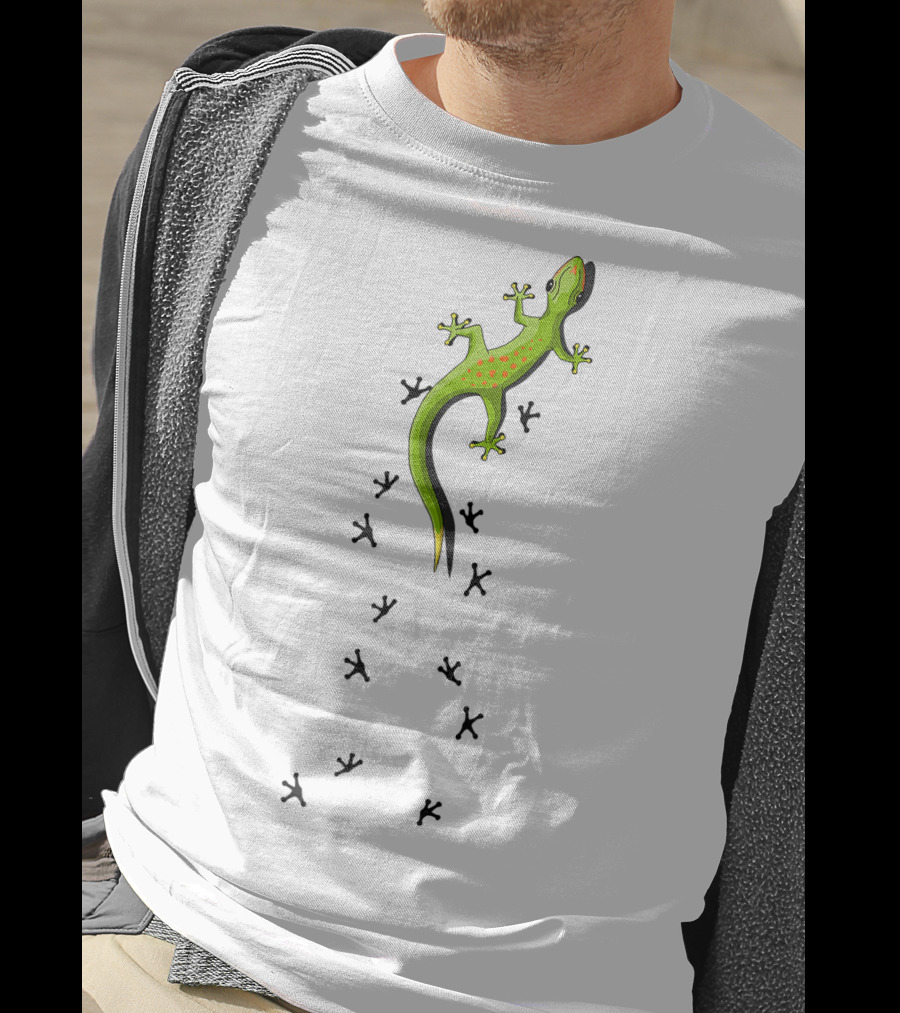 Clever Green Lizard Reptile Tracks Climbing Gecko T-Shirt