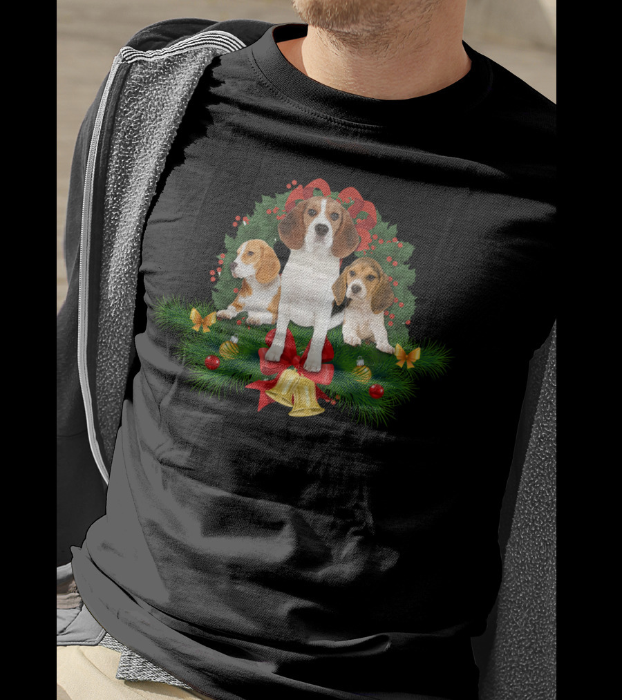 Beagle Christmas Wreath With Holly Berries And Bells T-Shirt