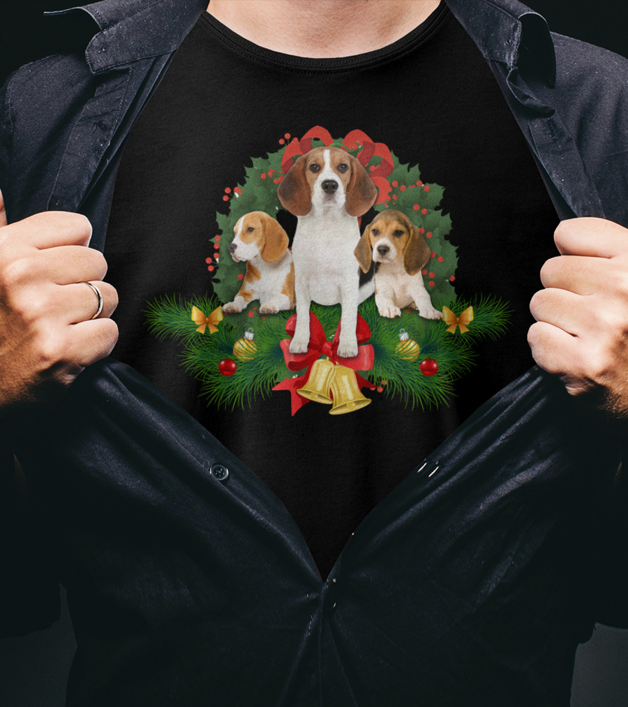 Beagle Christmas Wreath With Holly Berries And Bells T-Shirt