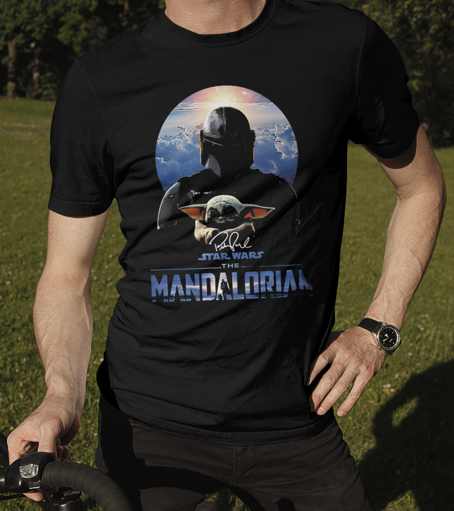 Star Wars The Mandalorian Mando And Grogu Signature Sky Background T-Shirt