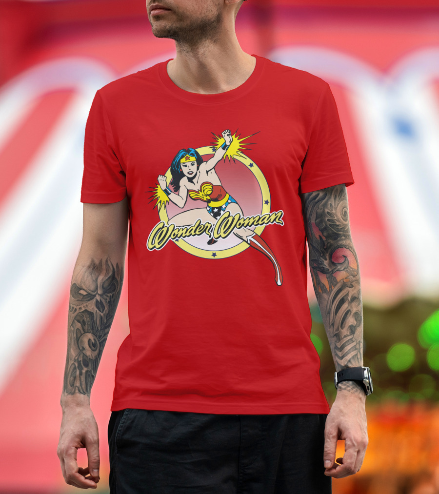 Wonder Woman Dynamic Heroic Pose Comic T-Shirt