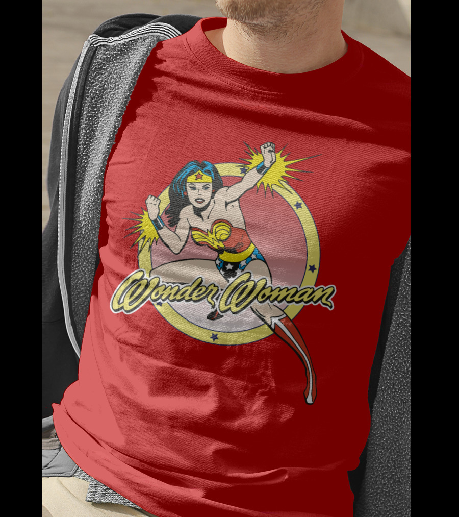 Wonder Woman Dynamic Heroic Pose Comic T-Shirt